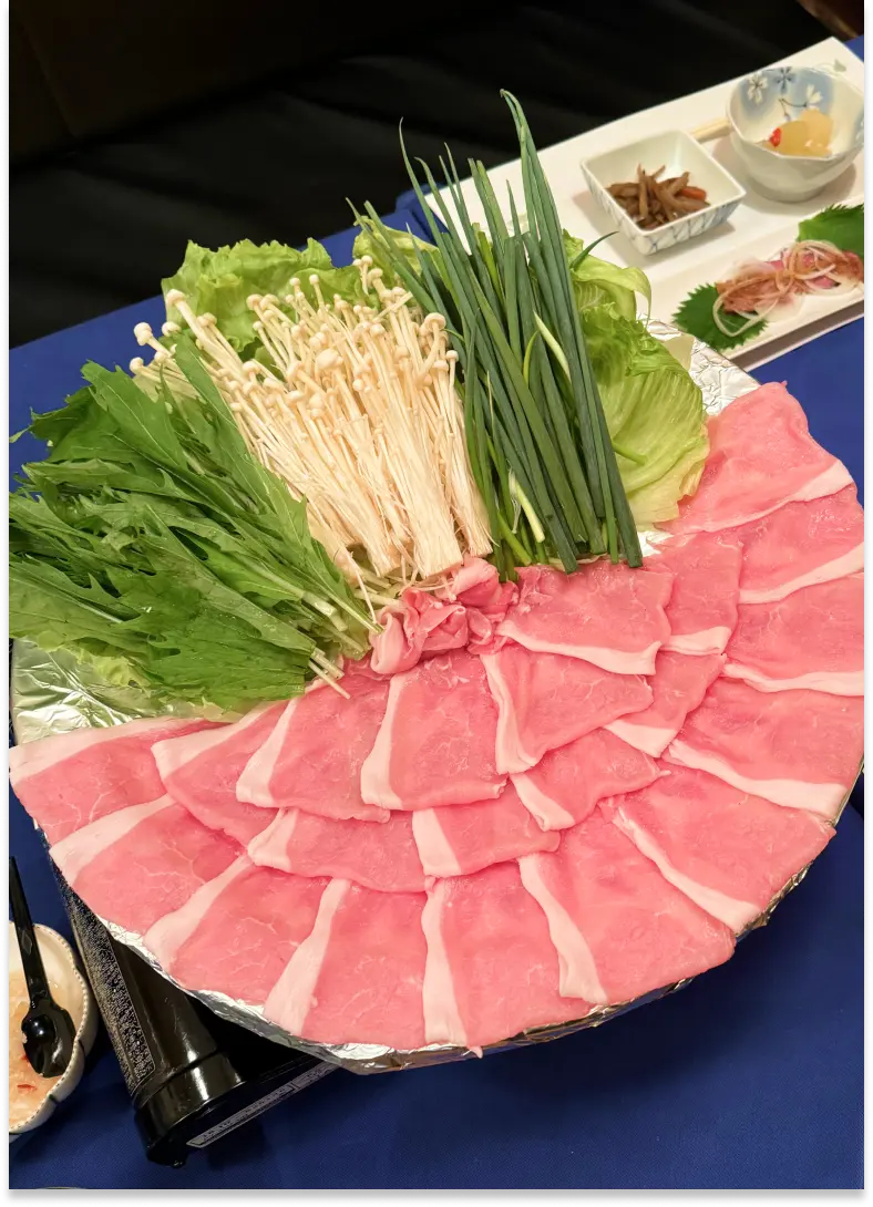 しゃぶしゃぶ用の肉と野菜の盛り合わせ