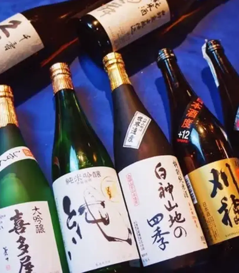 日本酒のボトルが並んでいる様子